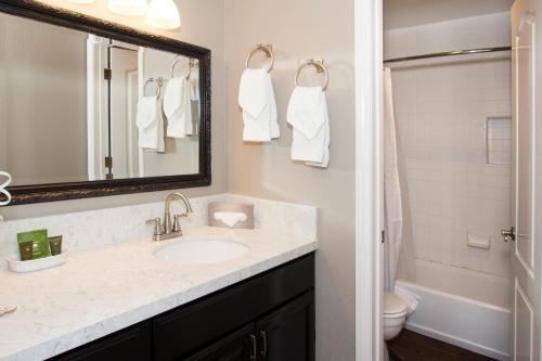 Apartamento St Anton Courtyard View 2-bedroom Condos With Two Oversized Jacuzzi Spas
