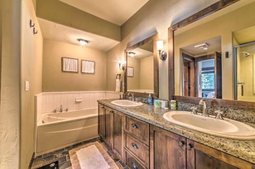 Central Mammoth Lakes Townhome With Private Hot Tub!