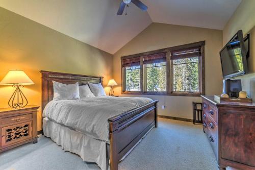 Central Mammoth Lakes Townhome With Private Hot Tub!