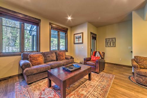 Central Mammoth Lakes Townhome With Private Hot Tub!