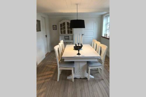 Super Flot Nyrenoveret Byhus.