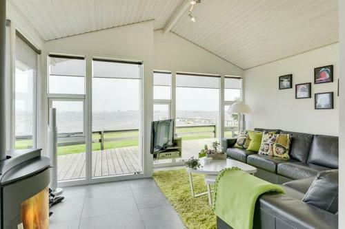 Eksklusiv Sommerhus Beliggende I Vandkanten