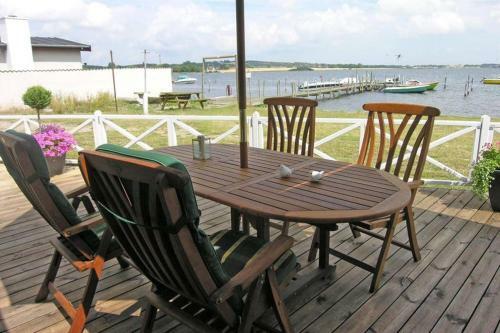 Eksklusiv Sommerhus Beliggende I Vandkanten