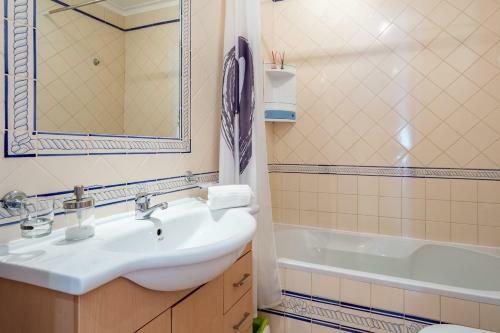Authentic 2bdr Apartment W/pool By Lovelystay