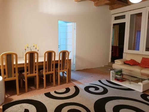 Private Room In A Luxurious Apartment, With Shared Bathroom & Kitchen