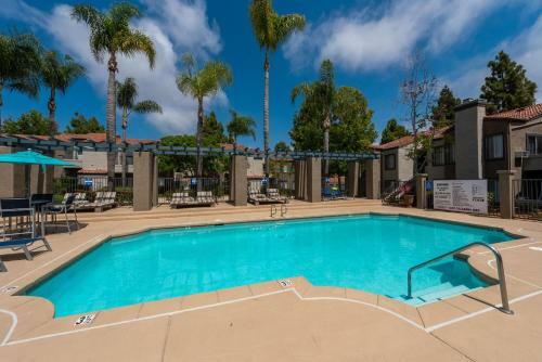 Apartamento Modern 70's 2br + Game Night House + Pool & Gym