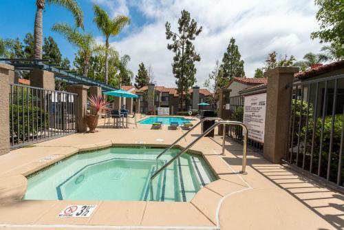 Apartamento Modern 70's 2br + Game Night House + Pool & Gym