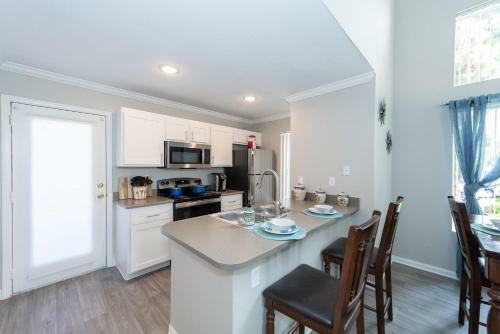 Apartamento Modern 70's 2br + Game Night House + Pool & Gym
