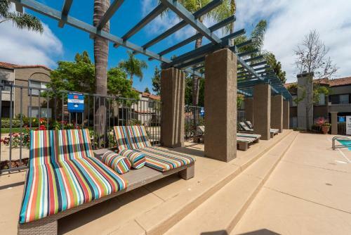 Apartamento Modern 70's 2br + Game Night House + Pool & Gym