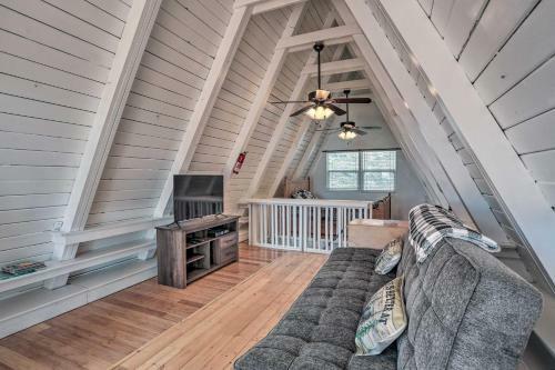 Two Bears Retreat - Scenic Cabin With Views!