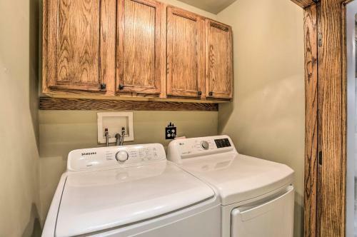 Two Bears Retreat - Scenic Cabin With Views!