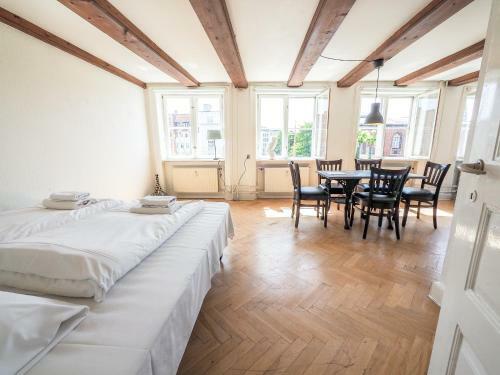 Authentic Copenhagen Apartment By Nyhavn