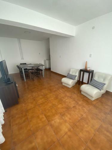 Casa De UNA Planta Con Patio Y Cochera