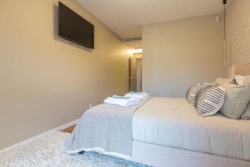 Deluxe 2bdr Apartment In Carcavelos By Lovelystay