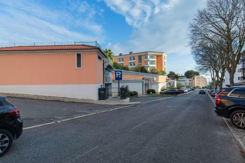 Deluxe 2bdr Apartment In Carcavelos By Lovelystay