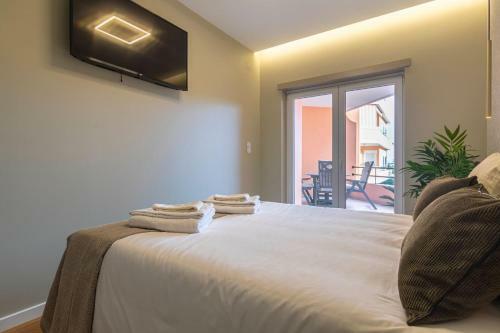 Deluxe 2bdr Apartment In Carcavelos By Lovelystay