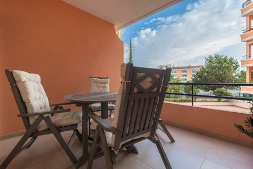 Deluxe 2bdr Apartment In Carcavelos By Lovelystay