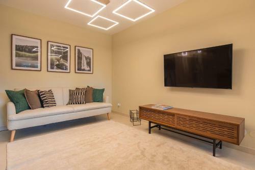 Deluxe 2bdr Apartment In Carcavelos By Lovelystay