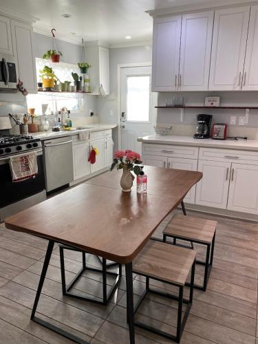 Private Room In La W/ Wifi & Shared Kitchen.