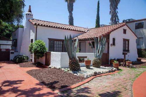 Cozy Cottage In Noho Arts District