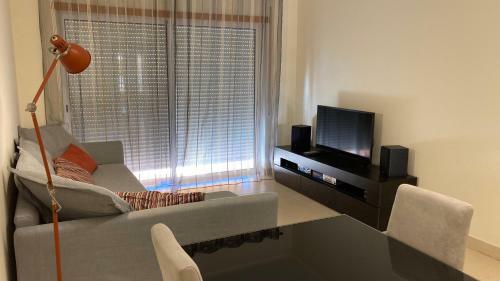 Apartamento Com 2 Quartos, Varanda Ampla E Piscina
