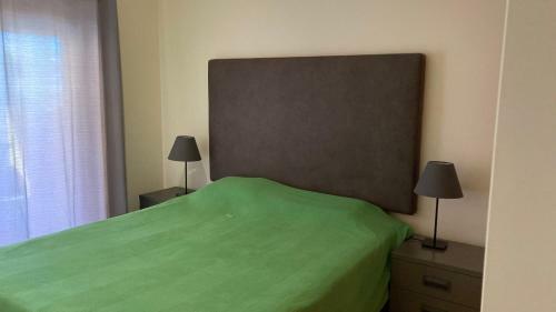Apartamento Com 2 Quartos, Varanda Ampla E Piscina