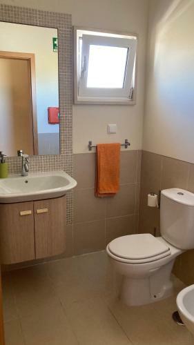 Apartamento Com 2 Quartos, Varanda Ampla E Piscina