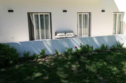Silver Seahorse Garden Retreat II