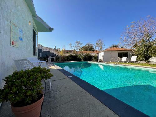 Memorable Renovated 1br Unit By The Pool