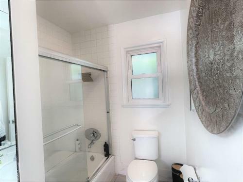 Diamond In Brentwood-lovely 2 Bedroom Private Unit