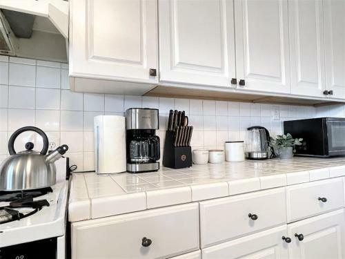 Diamond In Brentwood-lovely 2 Bedroom Private Unit