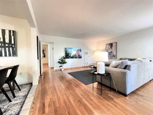 Diamond In Brentwood-lovely 2 Bedroom Private Unit
