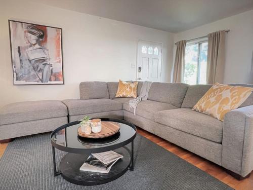 Diamond In Brentwood-lovely 2 Bedroom Private Unit