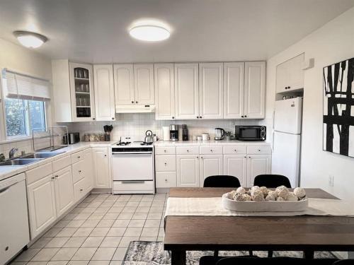 Diamond In Brentwood-lovely 2 Bedroom Private Unit