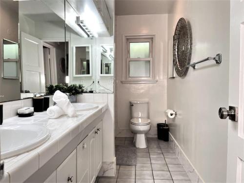 Diamond In Brentwood-lovely 2 Bedroom Private Unit
