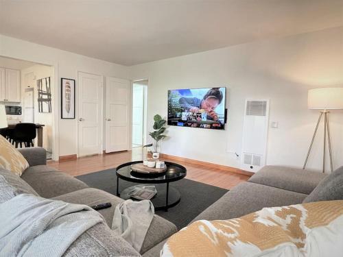 Diamond In Brentwood-lovely 2 Bedroom Private Unit