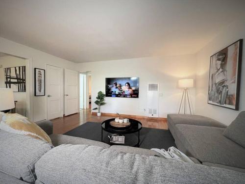 Diamond In Brentwood-lovely 2 Bedroom Private Unit