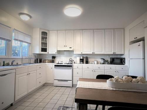 Diamond In Brentwood-lovely 2 Bedroom Private Unit