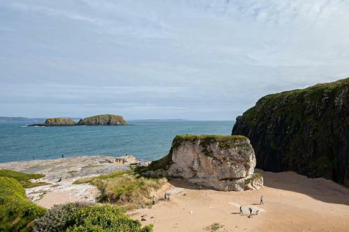 Causeway Coast Beach Front Ballycastle Apartment - 16