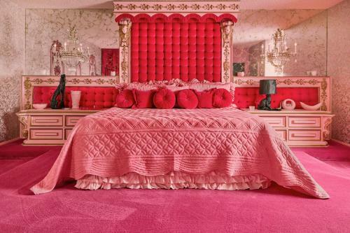 The Establishment, Quintessential 1969 Villa