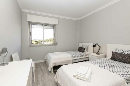 Cozy Apartment With Sea View In Estoril