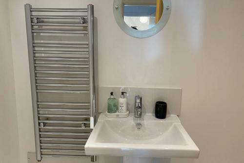 Marie?s Serviced Apartment B, 2 Beds( Free Parking Underground)