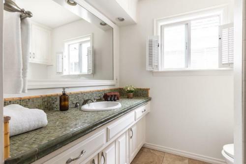 Bay View 1 - Stylish Mission Beach Home On The Sand!