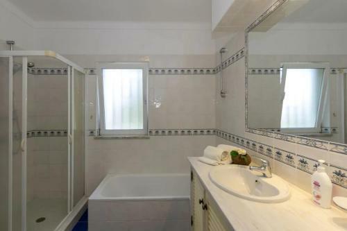 Luxurious Villa With Beautiful See Views & Spacious Garden