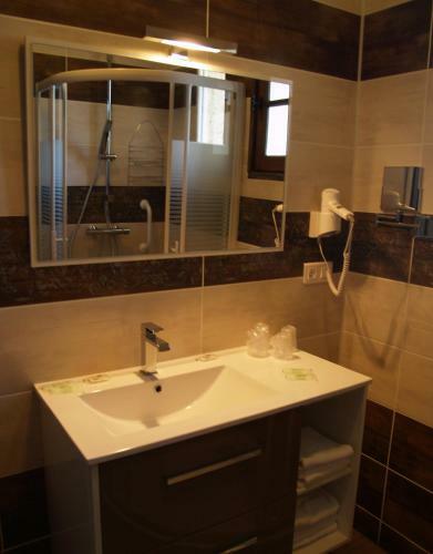 Hotel H�tel Les Hauts De Mour�ze