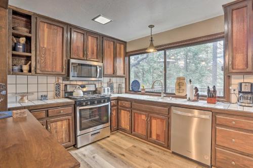 Woodsy Twin Peaks Getaway With Deck And Views!