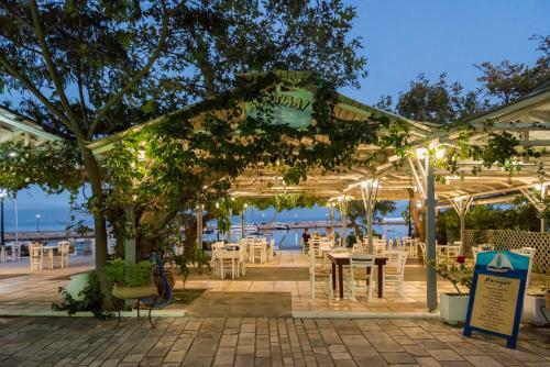 Posada Akroyali Seafront Retreat - Charming Suites