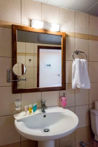 Posada Akroyali Seafront Retreat - Charming Suites