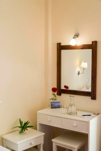 Posada Akroyali Seafront Retreat - Charming Suites