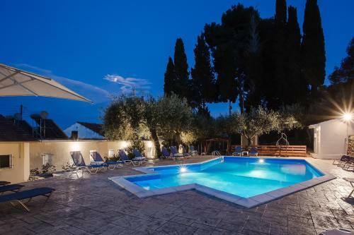 Olive Grove Poolside Apartments
